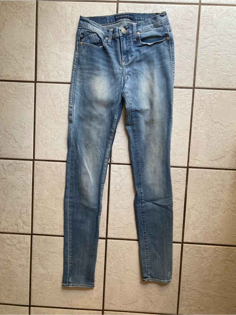 Rock & Republic Berlin Women's Size 4 Long Light Wash Stretch Jeans